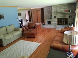 TV, fireplace
