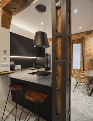 Een koelkast, een magnetron, een oven, een vaatwasser