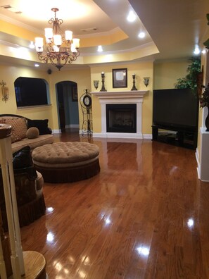 Smart TV, chimenea, videojuegos y reproductor de DVD 