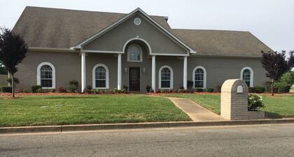 Tilava, erittäin puhdas, koti. Nukkuu jopa 16!