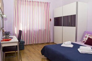 2 عدّة غرف نوم وخزنة داخل الغرفة ومكتب ومكواة/لوح كي