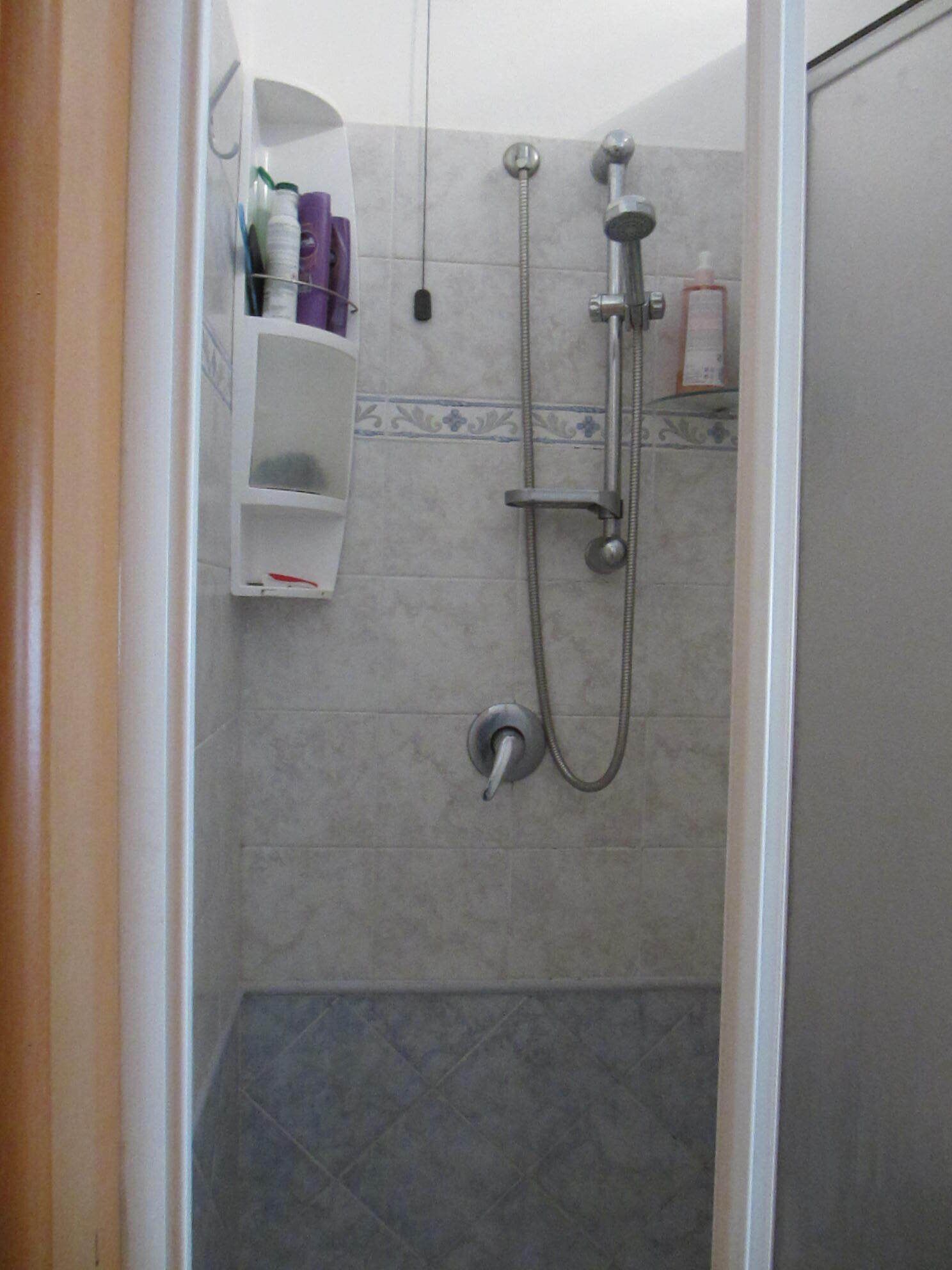 Haartrockner, Handtücher, Seife, Shampoo