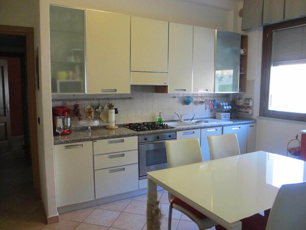 ثلاجة، فرن، موقد طهي مسطح، غسالة أطباق