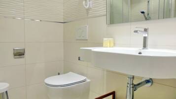 SĂšche-cheveux, serviettes fournies, shampoing, papier toilette