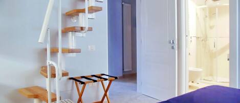 2 habitaciones, caja de seguridad en la habitación y escritorio