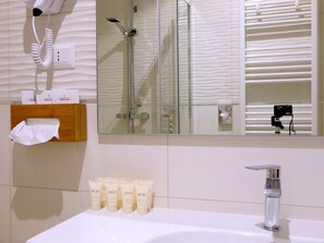 Regadera, secadora de cabello, bidet, toallas