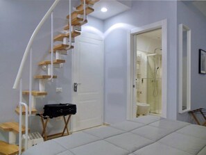 2 habitaciones, caja de seguridad en la habitación y escritorio