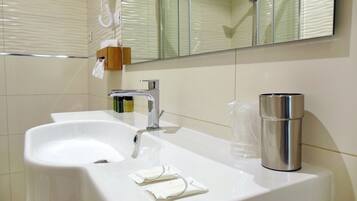 Ducha, bañera de hidromasaje, secador de pelo, bidet