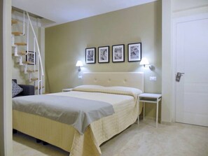 2 多间卧室、客房内保险箱、办公桌、熨斗/熨衣板