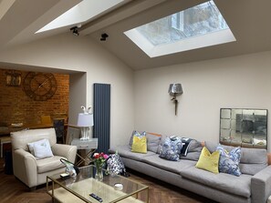 Televisión y chimenea 