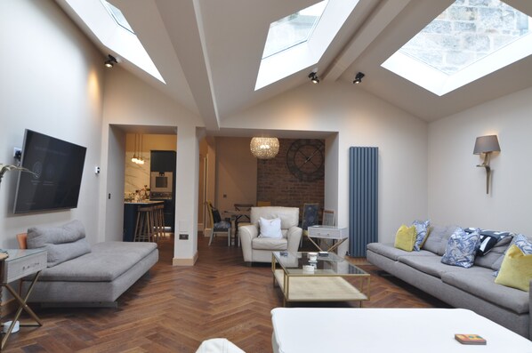 Televisión y chimenea 