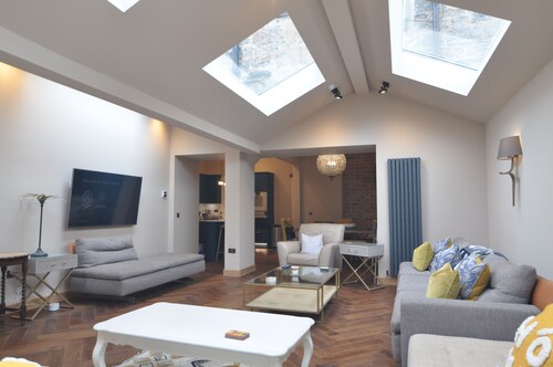 Edinburgh City Centre Townhouse.  Six bedrooms and six bathrooms