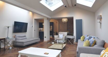 Edinburgh City Centre Townhouse. Six bedrooms and six bathrooms
