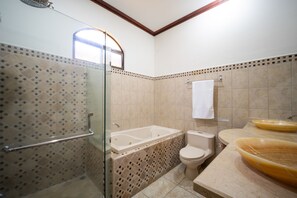 Bathtub, towels - Private and Relaxing beach house! Minutes to Jaco downtown  (Jaco)