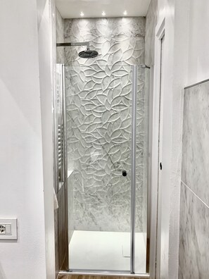 Doccia, asciugacapelli, accappatoio, pantofole