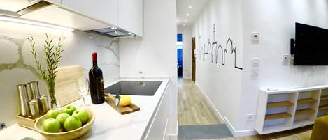 Kjøleskap, mikrobølgeovn, ovn og kokeplater