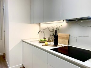 Fridge, microwave, oven, stovetop - NR8 - Santa Croce Apartment (Firenze)