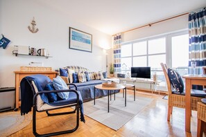 Stereo - This comfortably furnished 2-room apartment is located on the 1st floor in the house ``Atlantik'' in Wenningstedt. The beach is just a few minutes' walk from the house and when you come home in the evening, the spacious south-facing balcony invites you... (Wenningstedt)