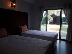 Basic Double Room, 2 Twin Beds | Vista para o resort