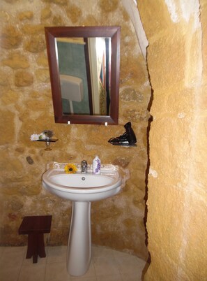 Douche, sèche-cheveux, serviettes fournies, savon