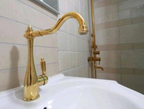 Family Apartment | Bathroom | Shower, towels, shampoo, toilet paper - Noambimidbar arad (Arad)