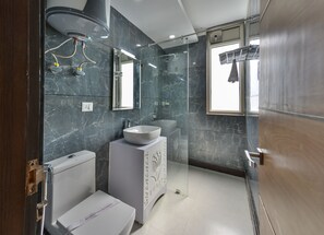 淋浴设施、大花洒淋浴喷头、免费洗浴用品、吹风机