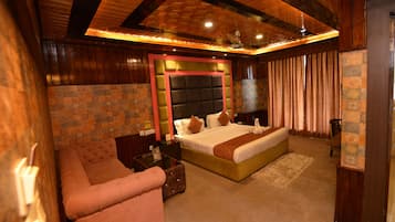 Phòng Executive | Bộ đồ giường cao cấp, chăn bông, minibar, bàn