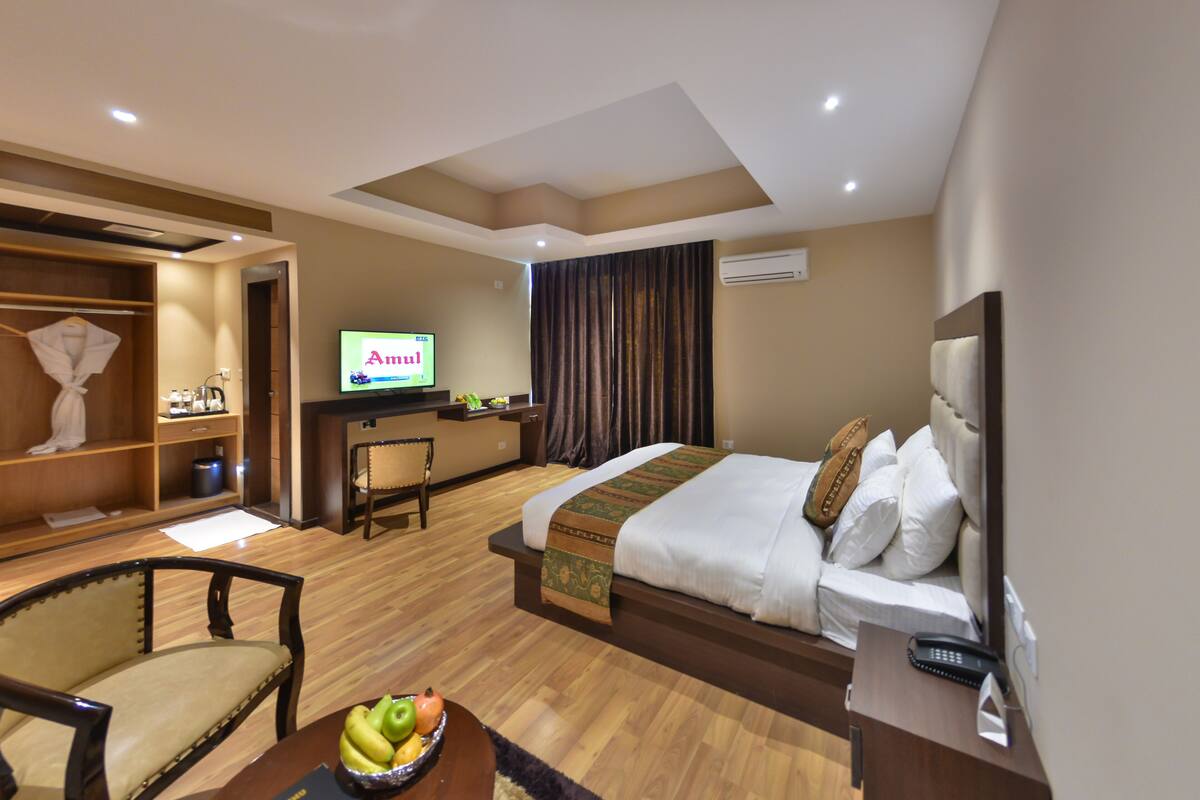 Ropa de cama de alta calidad, cubrecamas, minibar y escritorio