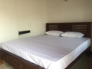 Escrivaninha, cortinas blackout, quartos à prova de som, roupa de cama