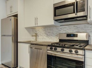 Fridge, microwave, oven, stovetop - Brick city/ Ironbound 3 bdr, mins to NYC, EWR (Newark)