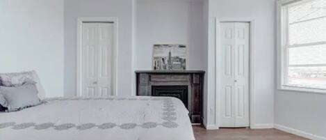 3 quartos, berço de viagem, acesso à internet, roupa de cama