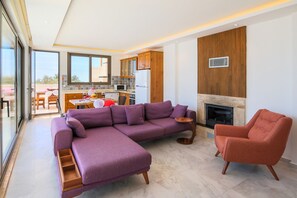 Flachbildfernseher, Kamin, Tischtennisplatte