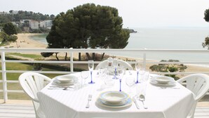 A table set for dining with a view of the beach and ocean. - Agi Almadraba 2212 Apartamento for rent in Roses Girona. (Roses)