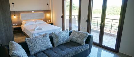 Suite junior, Terraza | Caja de seguridad en la habitación y tabla de planchar con plancha