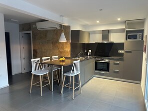 Fridge, microwave, oven, dishwasher - Agi Solimar E Atico B Apartamento for rent in Roses Girona. (Roses)