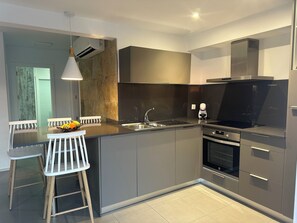 Fridge, microwave, oven, dishwasher - Agi Solimar E Atico B Apartamento for rent in Roses Girona. (Roses)