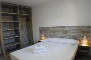 2 bedrooms, iron/ironing board, free WiFi, bed sheets - Agi Solimar E Atico B Apartamento for rent in Roses Girona. (Roses)