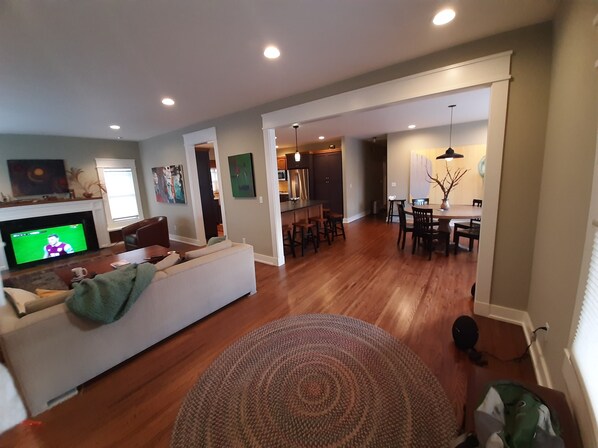 Téléviseur connecté, foyer, livres, chaîne audio