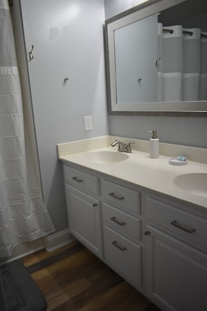 Combined shower/bathtub, hair dryer, towels, soap