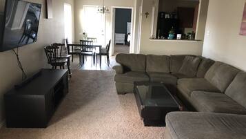 Télévision, livres, chaîne hi-fi