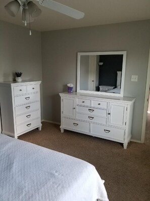 3 habitaciones, tabla de planchar con plancha, wifi y ropa de cama 