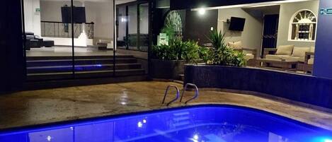 حمّام سباحة خارجي