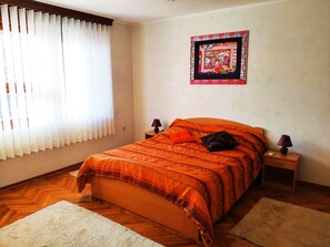 1 dormitorio, tabla de planchar con plancha, wifi y ropa de cama