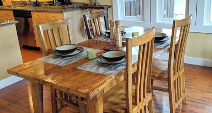 Dragonfly House-One Bedroom Craftsman in Trendy Kenton