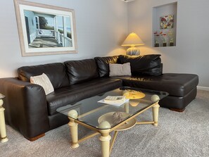 Älytelevisio, takka, kirjoja