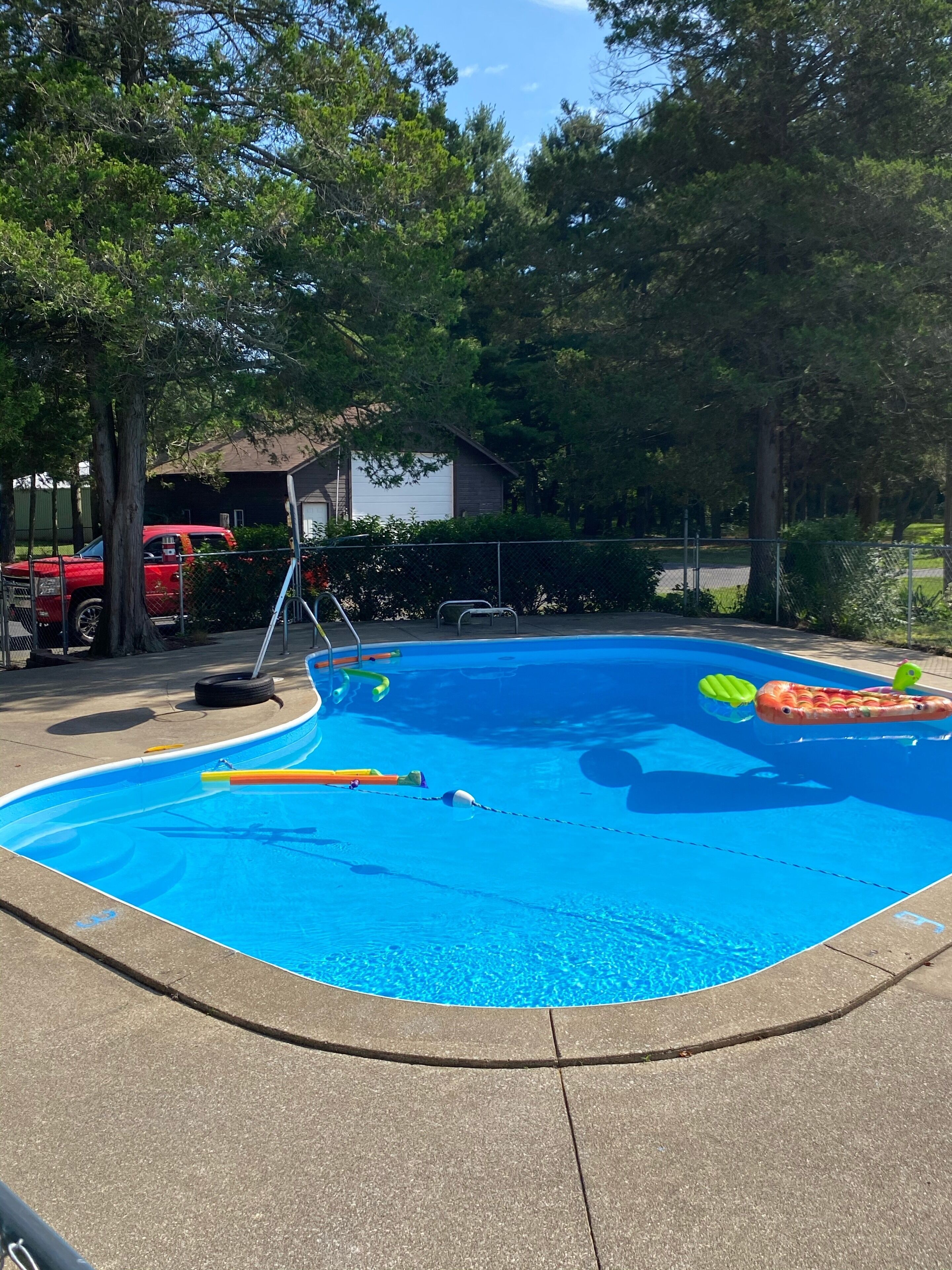 Una piscina al aire libre