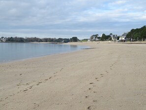 På stranden