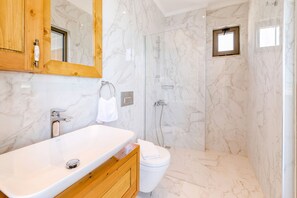 Bathtub, jetted bath, hair dryer, bidet - Secluded Sea‑View Family Escape • En‑Suite • Jacuzzi • Private Pool • 2 Bedrooms (İslamlar)