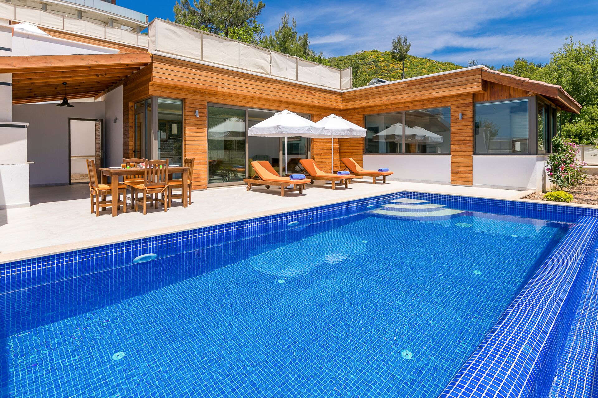 Alberca al aire libre y alberca climatizada