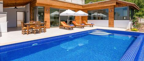 Alberca al aire libre y alberca climatizada